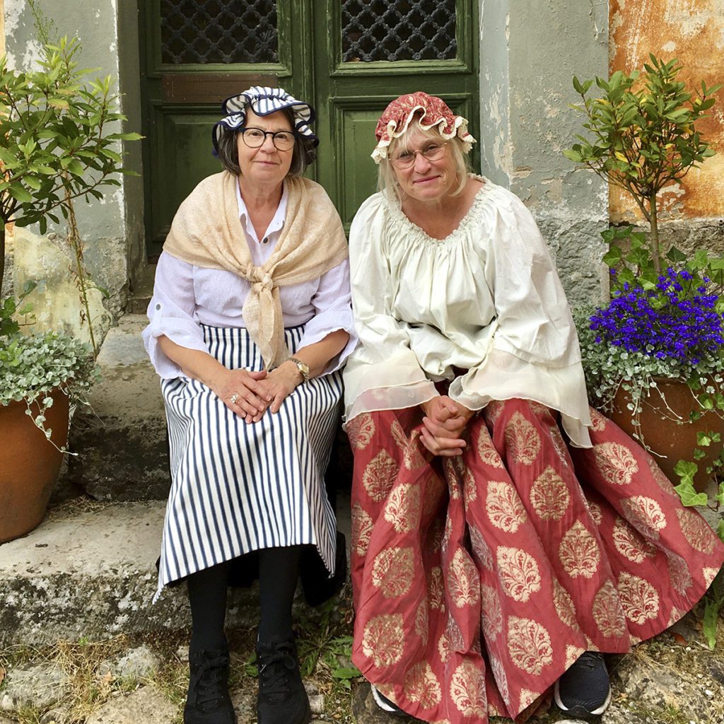 Guider Ann-Margret och Karin sitter på trappan