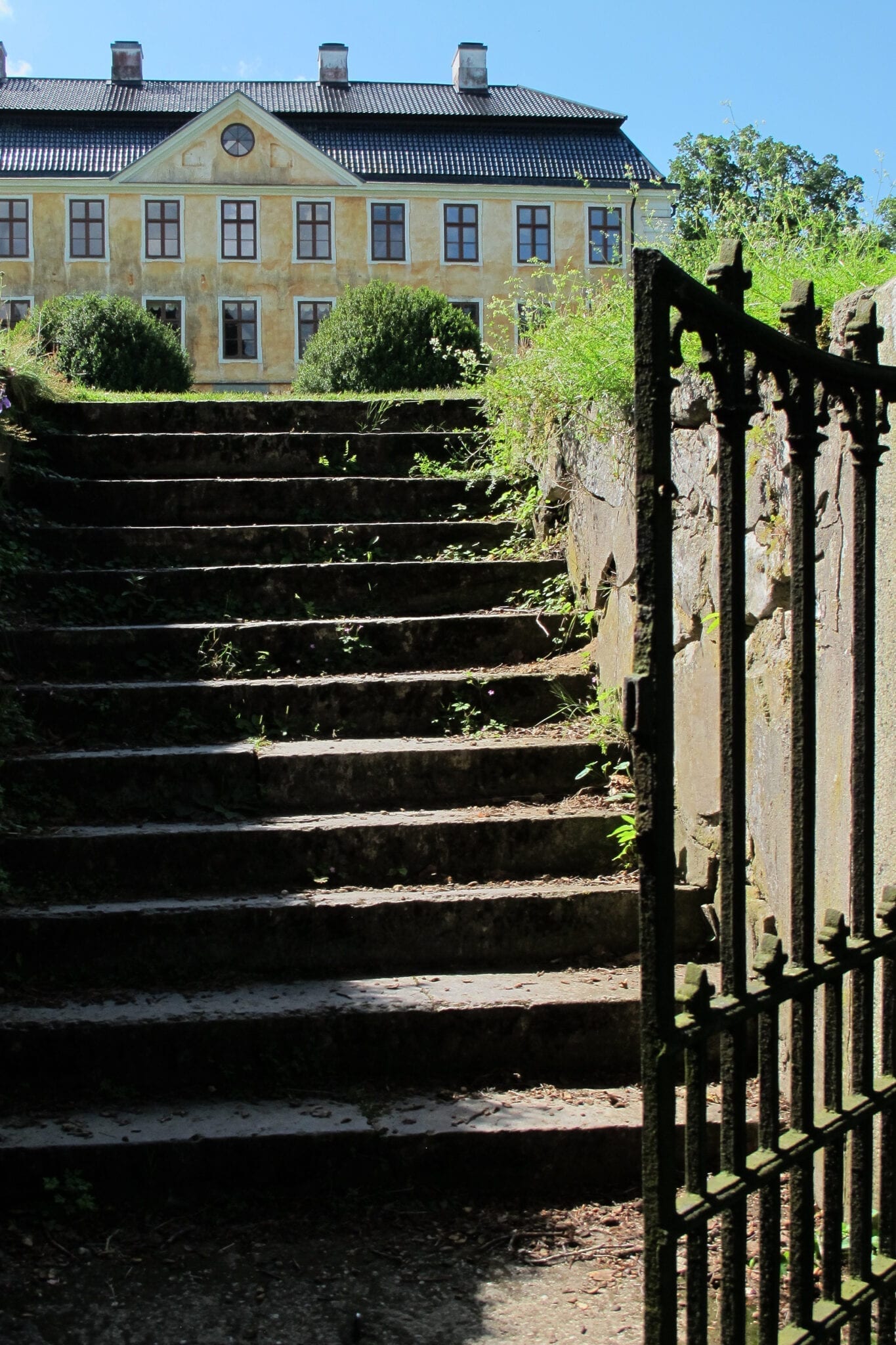 En trappa från den nedre terrassen leder ner till sjön och den omgivande naturen.