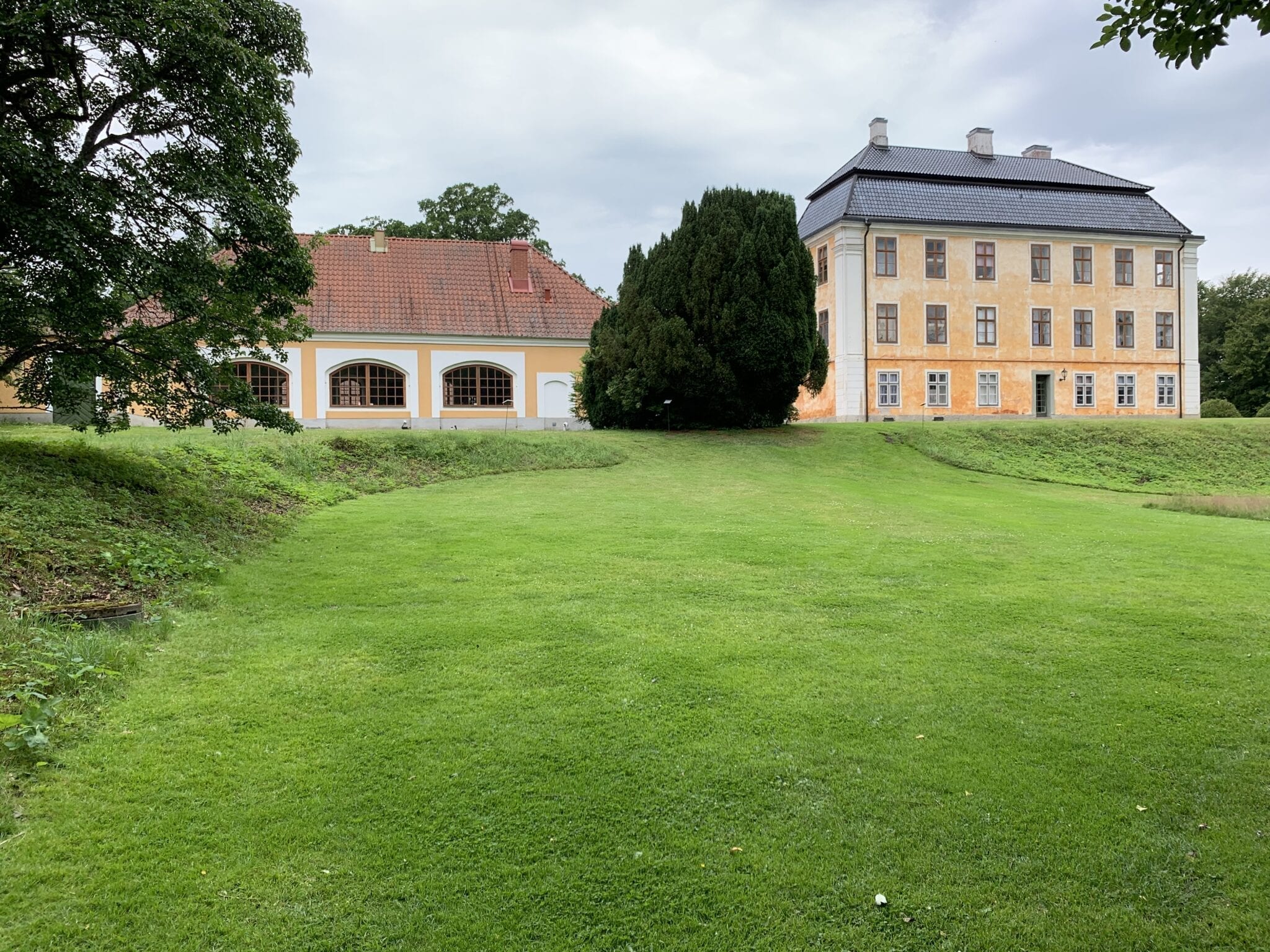 På gräsplanen låg den gamla trädgårdsmästarbostaden. I bakgrunden vagnslidret och slottets östra sida.