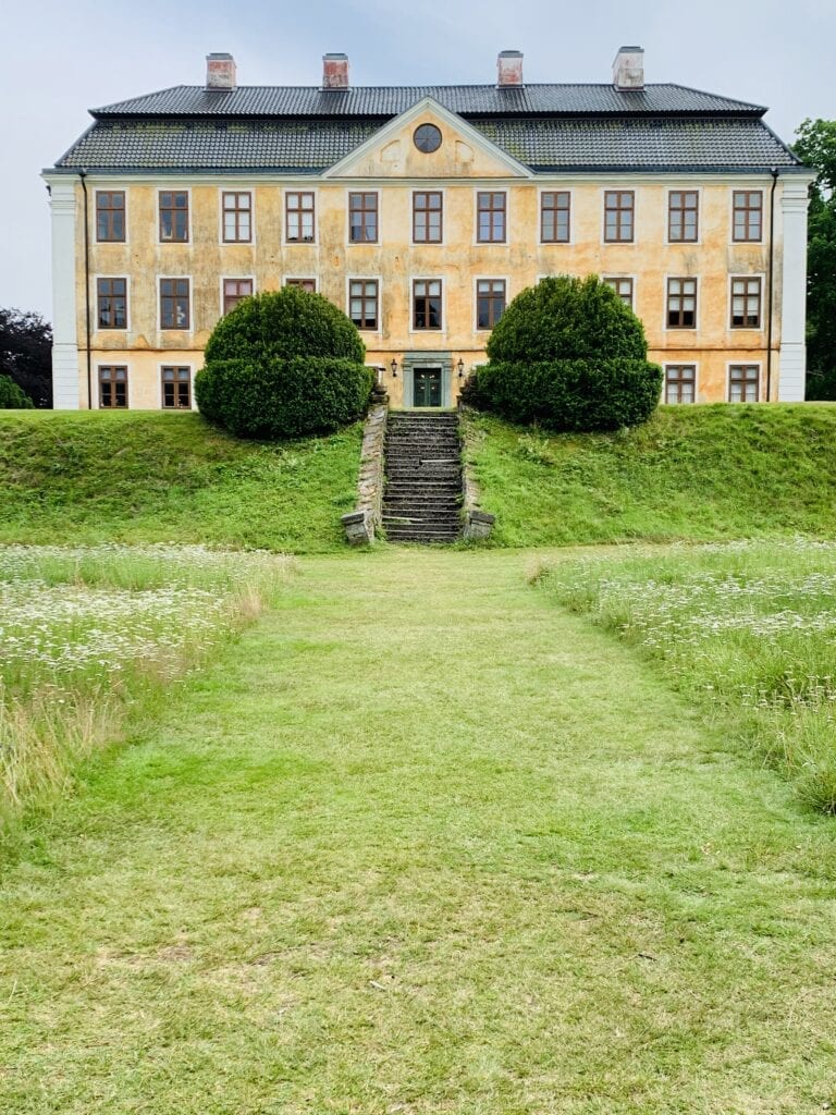 Vy längs siktlinjen på slottets norra sida