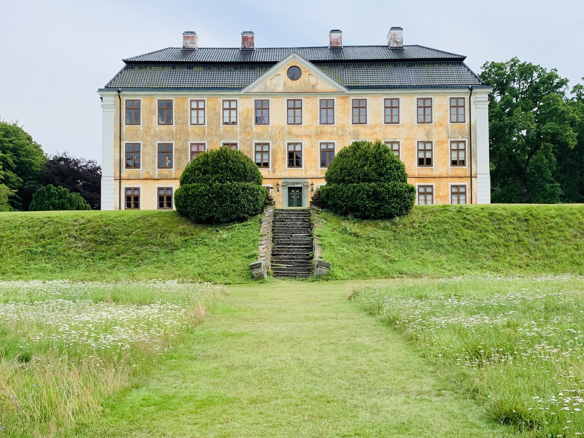 Vy längs siktlinjen på slottets norra sida