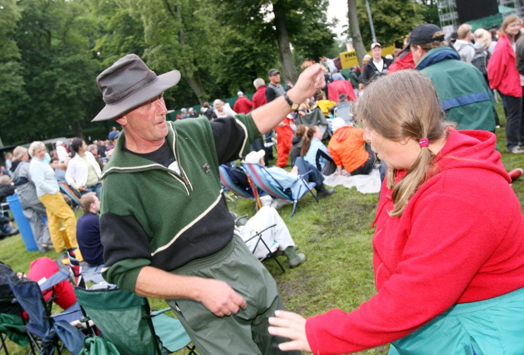 Publikbild, man i hatt 2007-07-06 Konsert med Bryan Adamas på Christinehof. Lars och Ingrid Tullhög rockade loss till förbandet The Torpedoes.