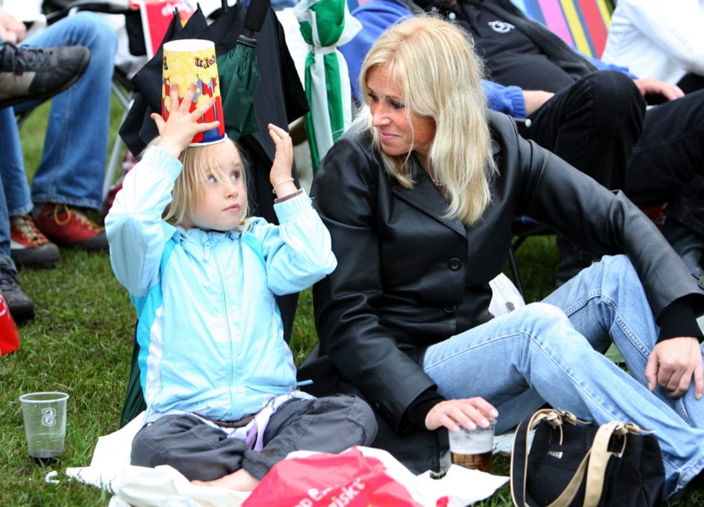 Publikbild barn med popcornhatt 2007-07-06 Foto: Bass Nilsson, YA Konsert med Bryan Adams. Ida Johansson och hennes mamma Maria hade åkt ända från Kungälv för att gå på konsert.