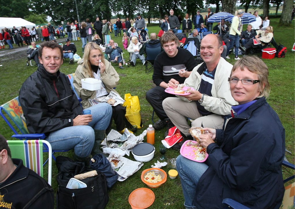 Picknick på solstolar (5 på bild) 2007-07-05 Foto: Bass Nilsson Konsert med Bryan Adams. Bogdan Dawidowicz, Pernilla Lindström picknickar med Joacim, Carl-Axel och Maria Andersson. 