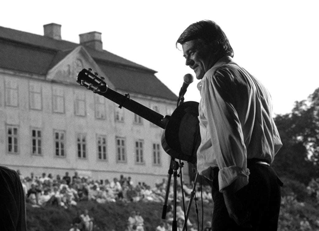 Sven-Bertil Taube uppträder på Christinehof i Skåne 18/7 1985