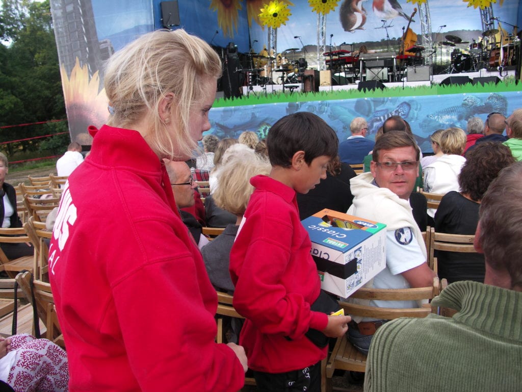 Öronproppsförsäljare: Här var det öronproppar för endast 10 kr, ropar Jakob ut bland publiken. Det är Sanne som sköter kassan. Foto Bass Nilsson