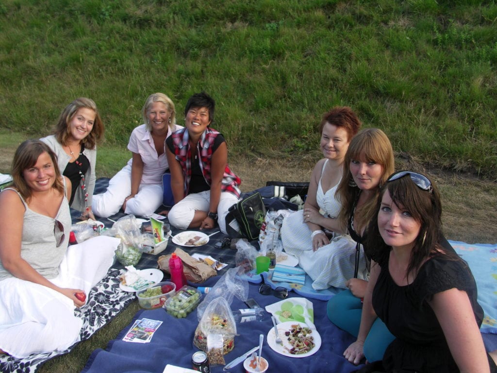 Kvinnor på picknick: Det här glada tjejgänget valde konserten på Christinehof istället för Alnarp – för Christinehof är mysigare. Foto Lollo Bark, YA.