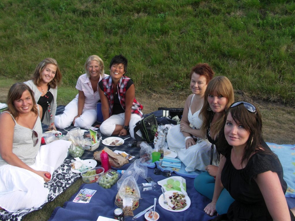 Kvinnor på picknick: Det här glada tjejgänget valde konserten på Christinehof istället för Alnarp – för Christinehof är mysigare. Foto Lollo Bark, YA.