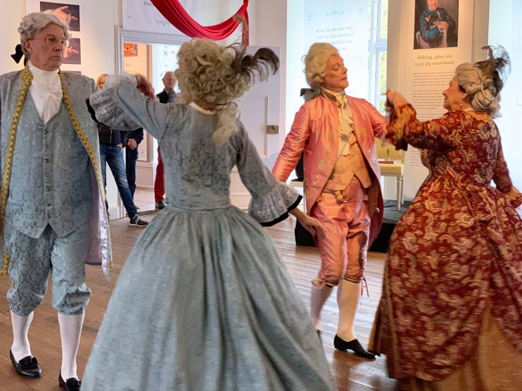 Säsongsfinal på Christinehof John-Wickman-med-dansare-i-salen-på-Christinehof-slott