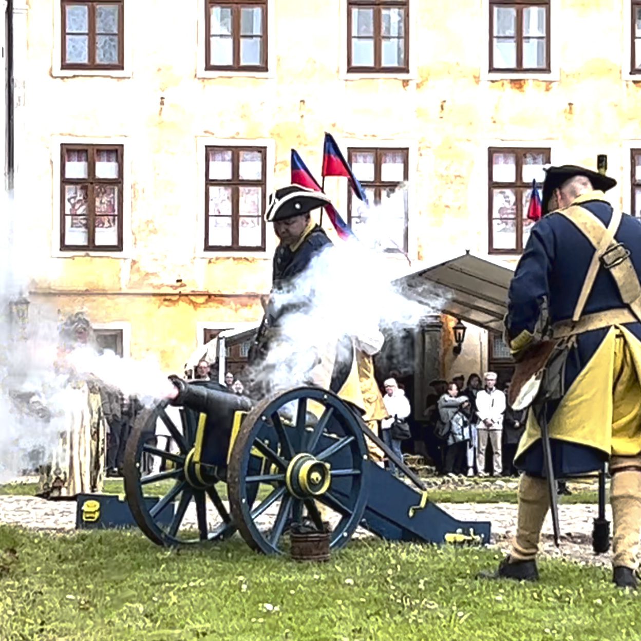 skånska caroliner ger kanonsalut på christinehof slott