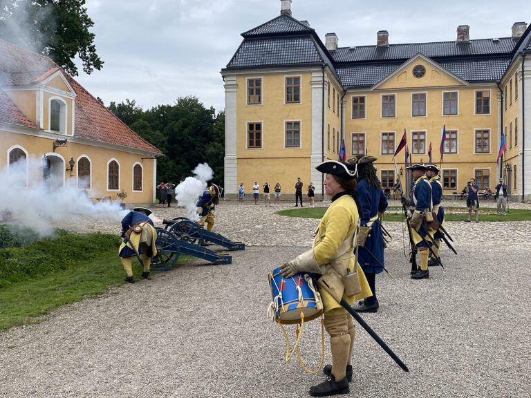 skånska caroliner skjuter salut