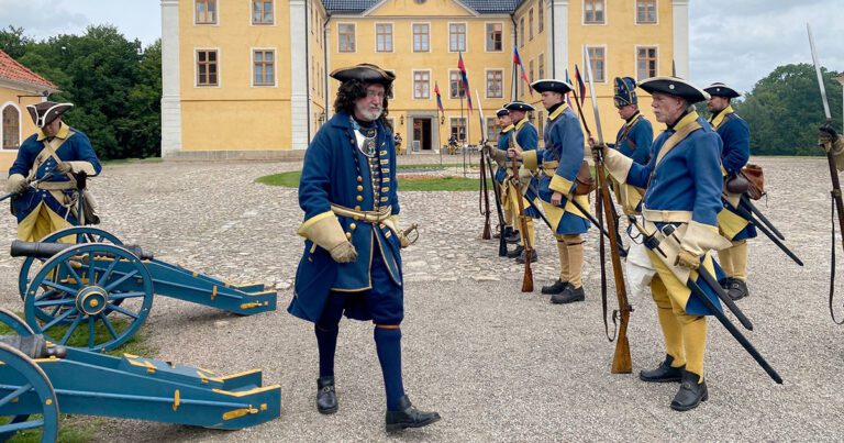 karolinerna inviger 1700-tals dagarna med kanonsalut