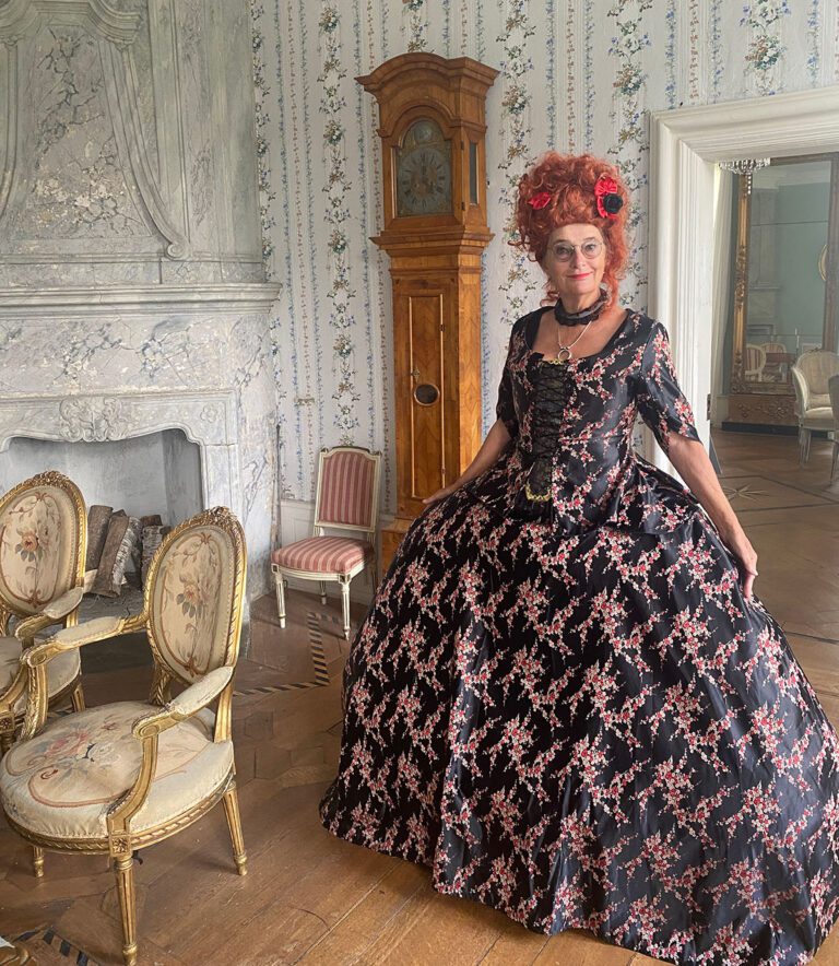 modevisning med 1700-talets klädedräkter.