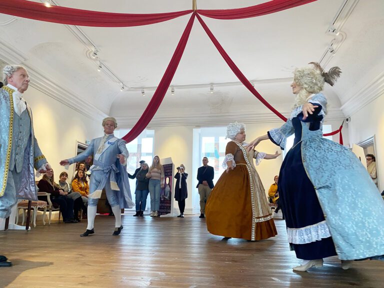 Vad är en bal på slottet? Dansmästaren John Wickman med trupp visar, berättar och lär ut 1700-talets danser.