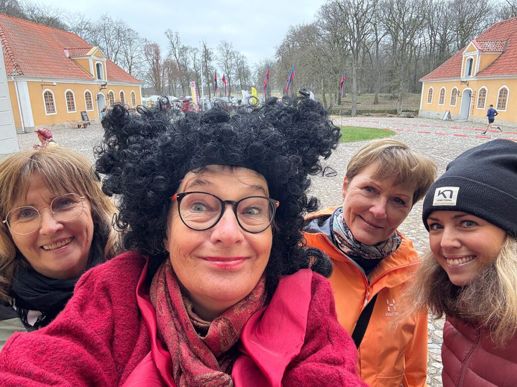 Vännerna Siv, Bodil och Marina på väg ut till Christina Pipers kulturpromenad. Här tillsammans med Mia Gröndahl, ordförande i Christinas Wänner.